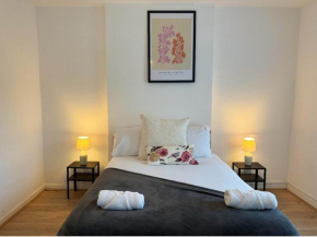 Large NEW House, Sleeps 8, FREE Parking, Near City Centre